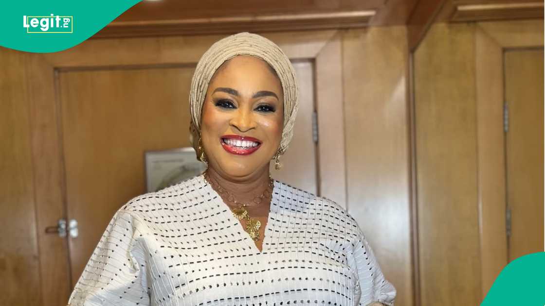 Bukky Wright honours Olubadan at his coronation ceremony
