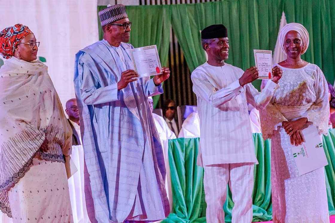 Kayatattun hotunan yadda shugaba Buhari ya karbi takardan shaidar nasara a zabe Kayatattun hotunan yadda shugaba Buhari ya karbi takardan shaidar nasara a zabe