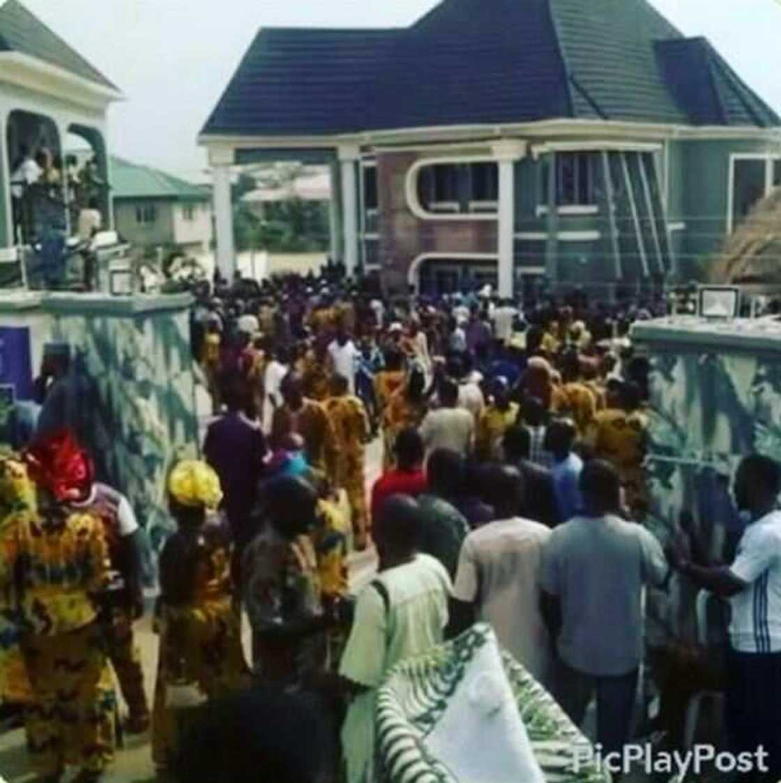 Al'ajabi: Wata mata ta fara aman N500 bayan dan damfara ya yi tsafi da ita Al'ajabi: Wata mata ta fara aman N500 bayan dan damfara ya yi tsafi da ita