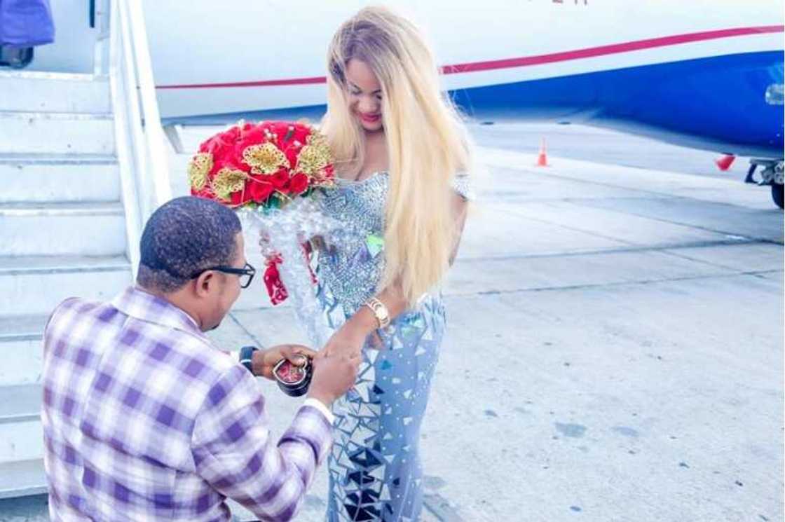 Man surprises girlfriend with a marriage proposal at Asaba airport Man surprises girlfriend with a marriage proposal at Asaba airport
