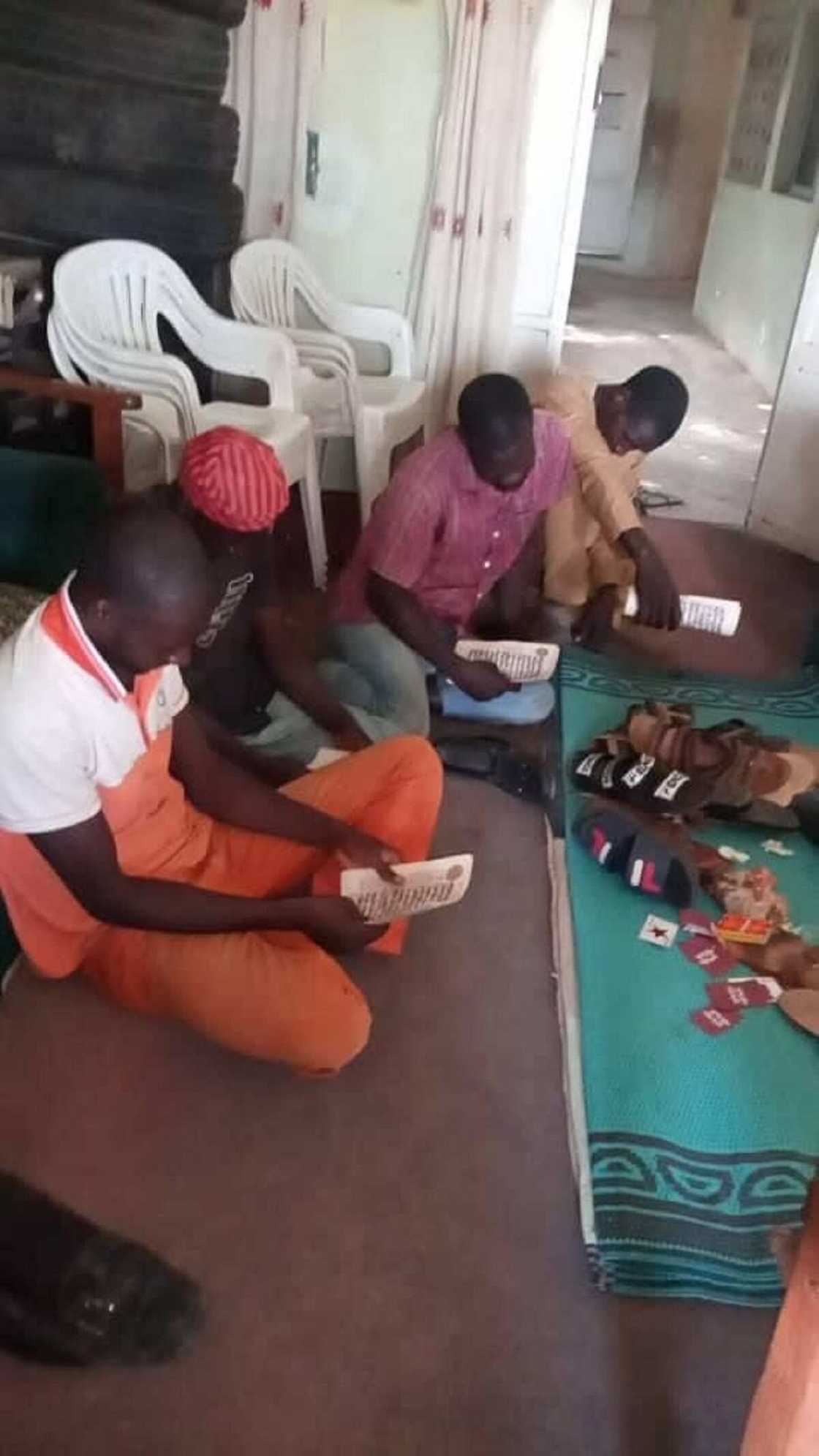 Kano: 'Yan Hisbah sun ƙwace Whot daga hannun matasa, sun basu Kur'ani su karanta Kano: 'Yan Hisbah sun ƙwace Whot daga hannun matasa, sun basu Kur'ani su karanta