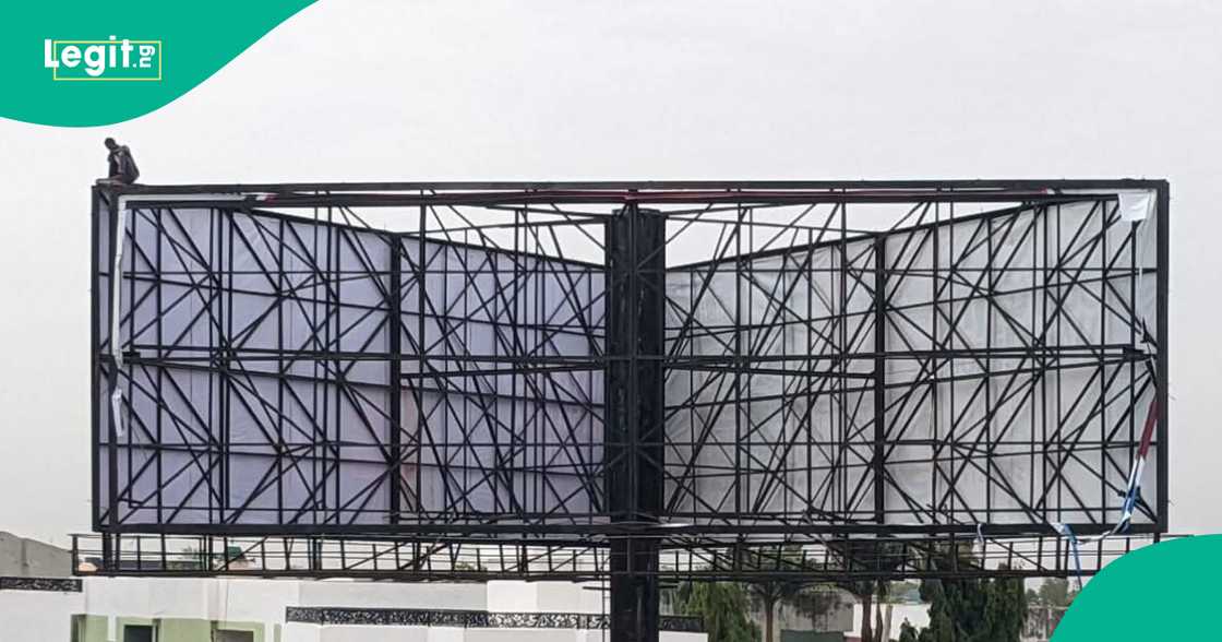 Wani mutumi ya ɗare allon talla a Kano. Wani mutumi ya ɗare allon talla a Kano.