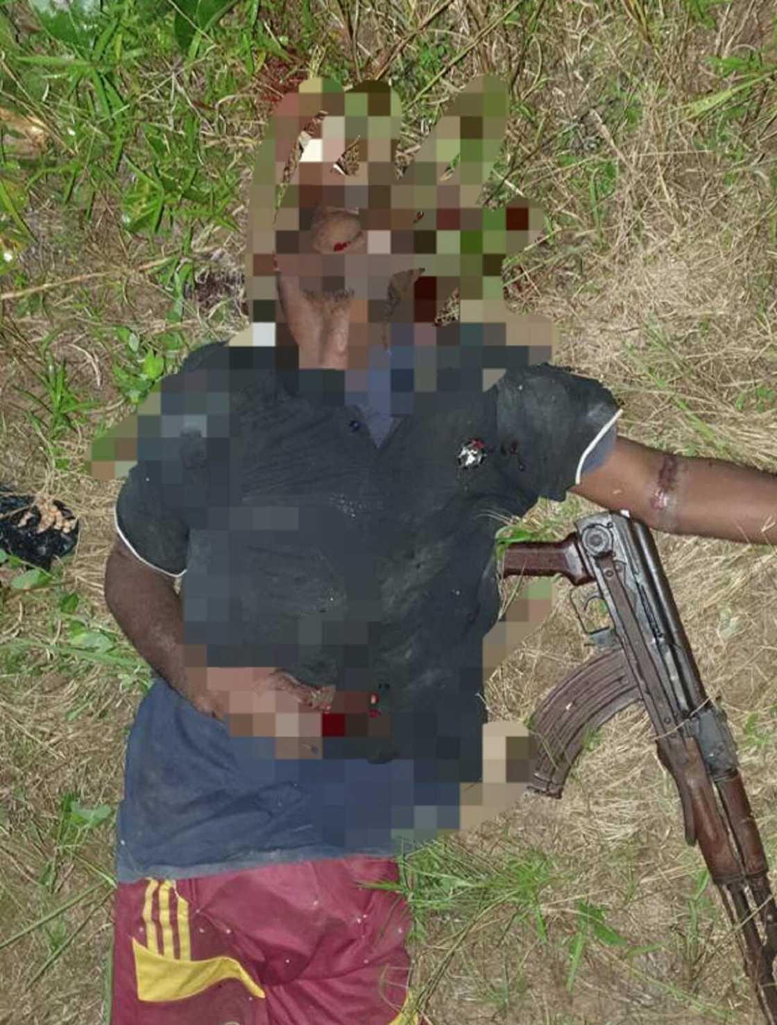 Dakarun soji sun halaka 'yan bindiga, sun samo miyagun makamai a Benue (Hotuna) Dakarun soji sun halaka 'yan bindiga, sun samo miyagun makamai a Benue (Hotuna)