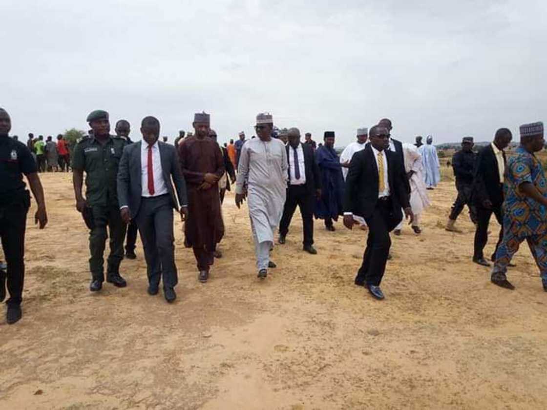 Sabon gwamnan Zamfara ya fantsama cikin daji farautar yan bindiga (Hotuna) Sabon gwamnan Zamfara ya fantsama cikin daji farautar yan bindiga (Hotuna)