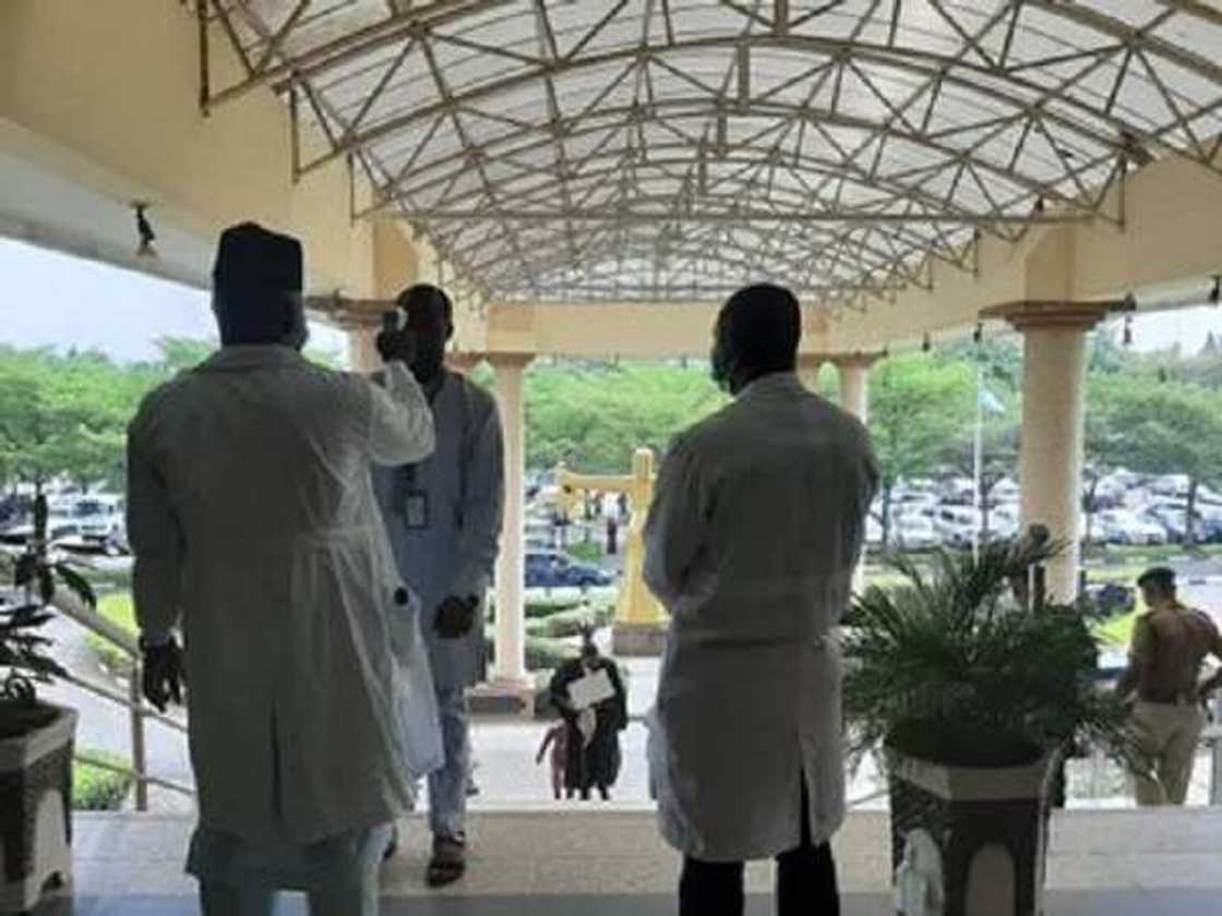 Coronavirus: Yadda aka hana shiga kotu sai an tantance lafiya (Hotuna) Coronavirus: Yadda aka hana shiga kotu sai an tantance lafiya (Hotuna)