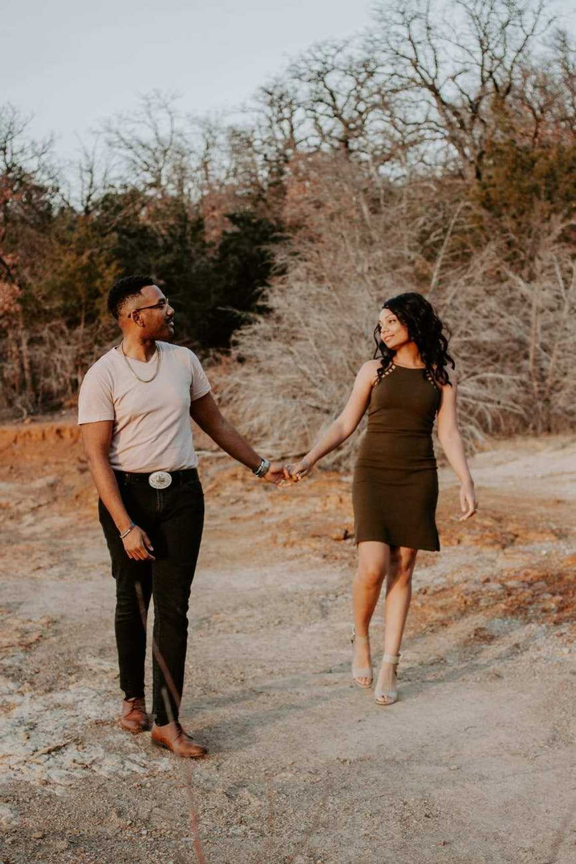 how to get women's attention how to get women's attention