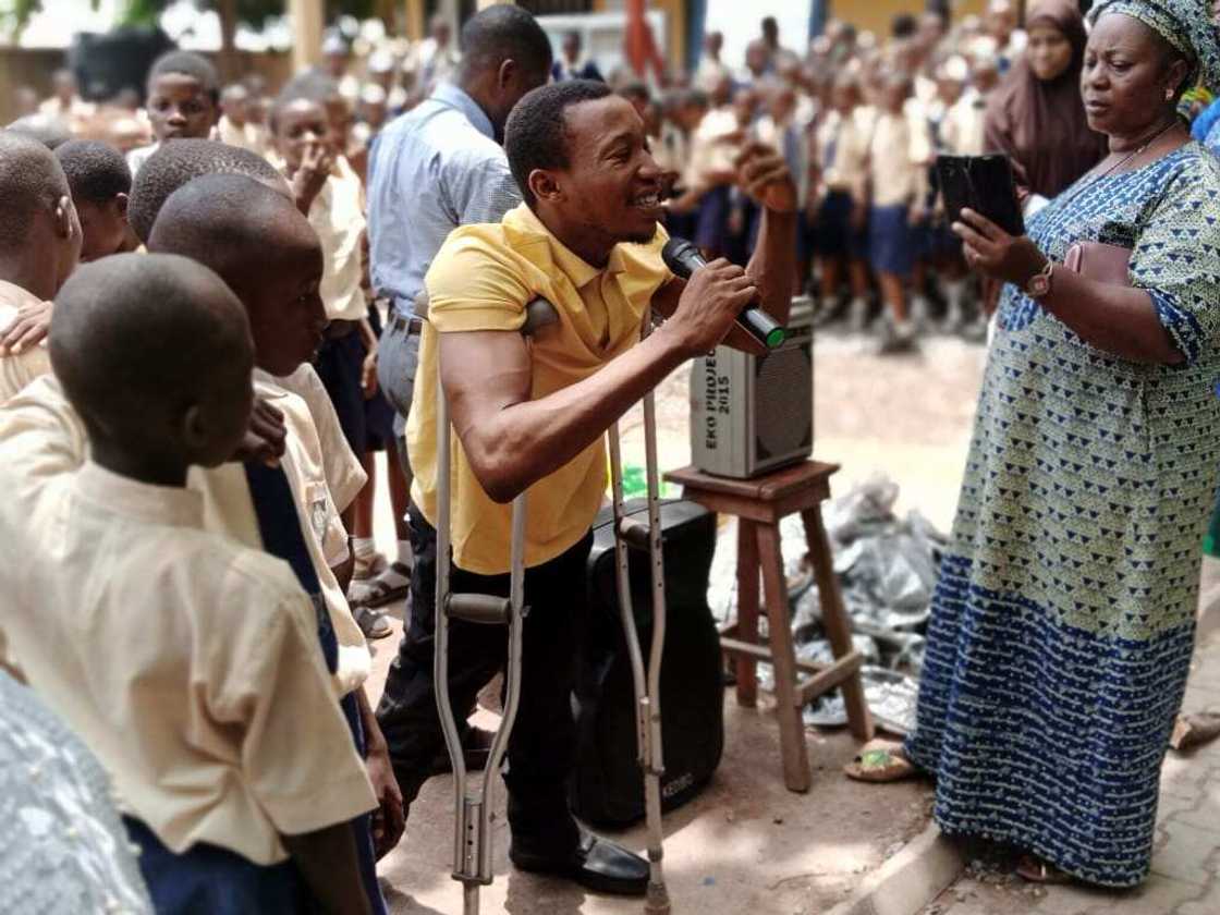 Michael Showunmi: Nigeria’s physically challenged teacher who donates to students Michael Showunmi: Nigeria’s physically challenged teacher who donates to students