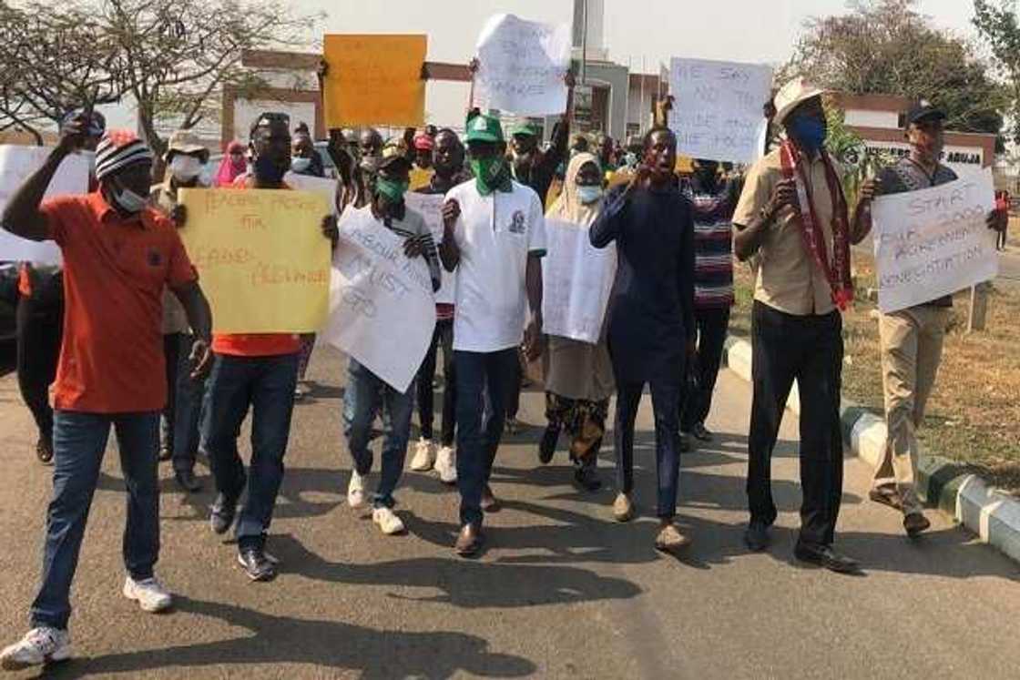 IPPIS: SSANU, NASU suna zanga-zangar lumana a BUK IPPIS: SSANU, NASU suna zanga-zangar lumana a BUK