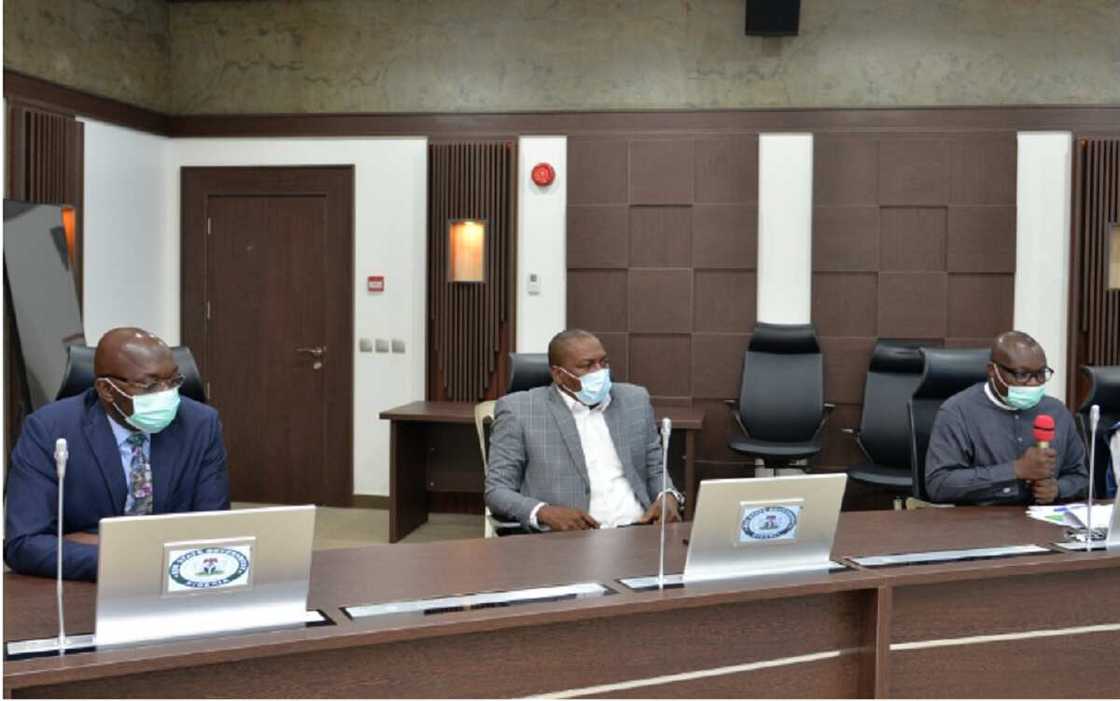 Yanzu-Yanzu: Gwamna ya haramtawa ma'aikata zuwa aiki har sai sunyi riga-kafin korona Yanzu-Yanzu: Gwamna ya haramtawa ma'aikata zuwa aiki har sai sunyi riga-kafin korona