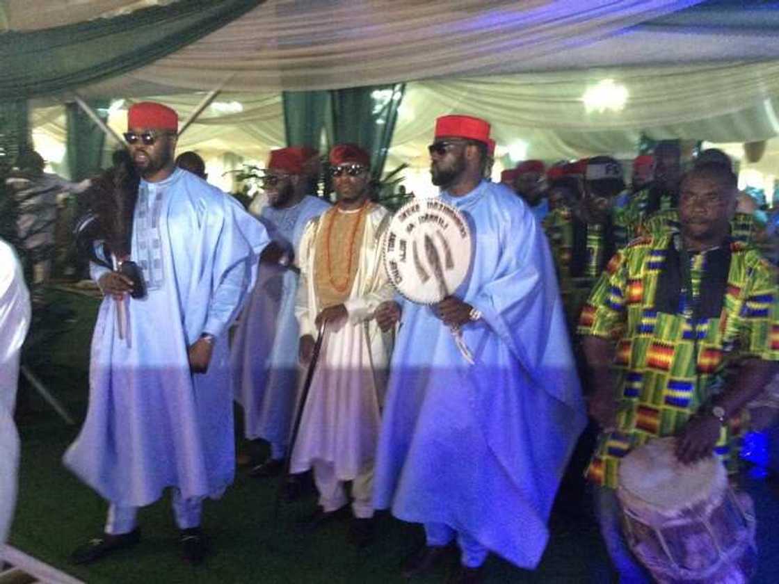 Hotuna: Tsohon gwamna kuma dan takarar shugaban kasa ya aurar da diya Hotuna: Tsohon gwamna kuma dan takarar shugaban kasa ya aurar da diya