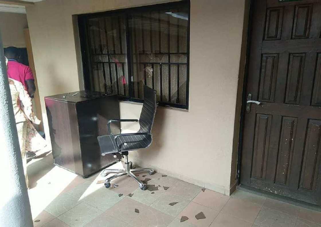 Yanzu-yanzu: 'Yan bindiga sun tarwatsa taron COVID-19 a asibitin Kogi Yanzu-yanzu: 'Yan bindiga sun tarwatsa taron COVID-19 a asibitin Kogi