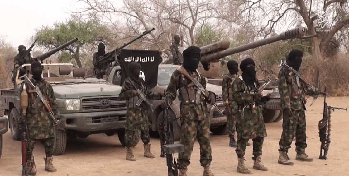 Boko Haram ta kashe mutum huɗu yayin da suke barci, ta ƙona wasu uku da ransu a Borno Boko Haram ta kashe mutum huɗu yayin da suke barci, ta ƙona wasu uku da ransu a Borno