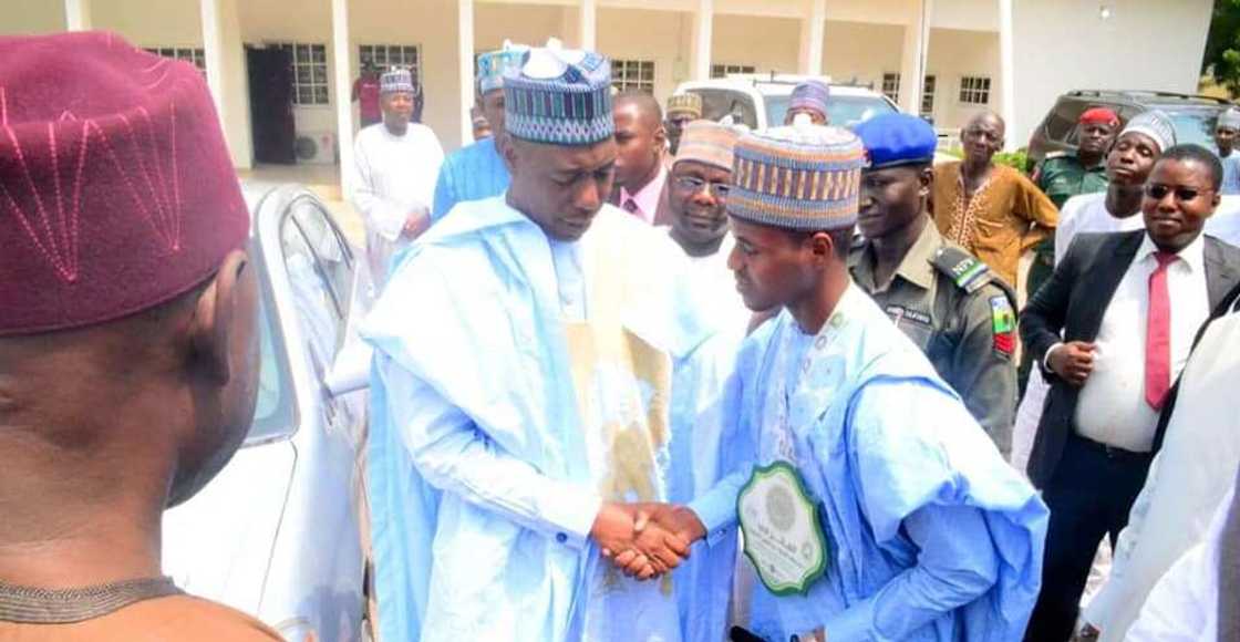 Gwamna Zulum ya bawa matashin da ya lashe gasar Alqur'ani kyautar N5m, sabuwar mota da sauransu Gwamna Zulum ya bawa matashin da ya lashe gasar Alqur'ani kyautar N5m, sabuwar mota da sauransu