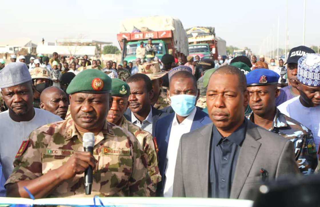 Zulum ya yi kyautar motoci Zulum ya yi kyautar motoci