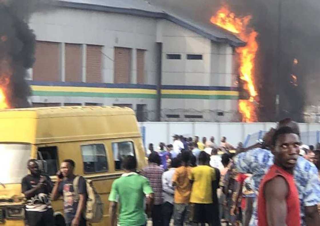 Akalla Ofishohin yan sanda 17 bata gari suka kona a Legas - Kaakin hukumar Akalla Ofishohin yan sanda 17 bata gari suka kona a Legas - Kaakin hukumar