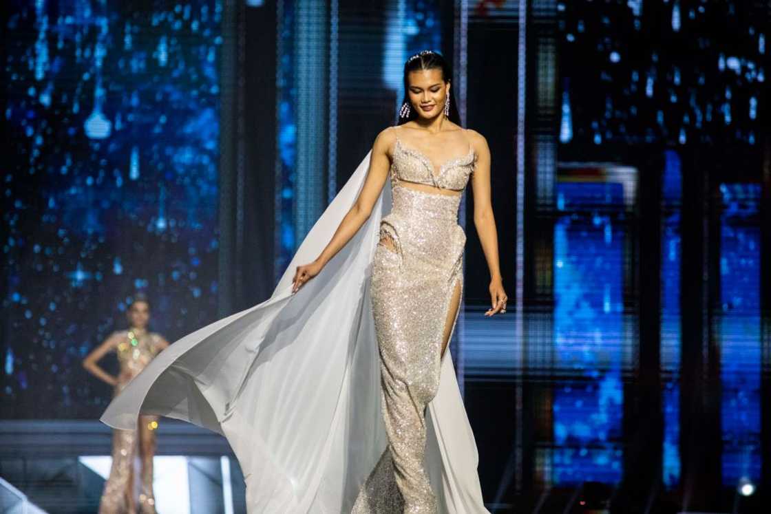 Nanthiya Suwansawaeng poses during the evening wear competition Nanthiya Suwansawaeng poses during the evening wear competition