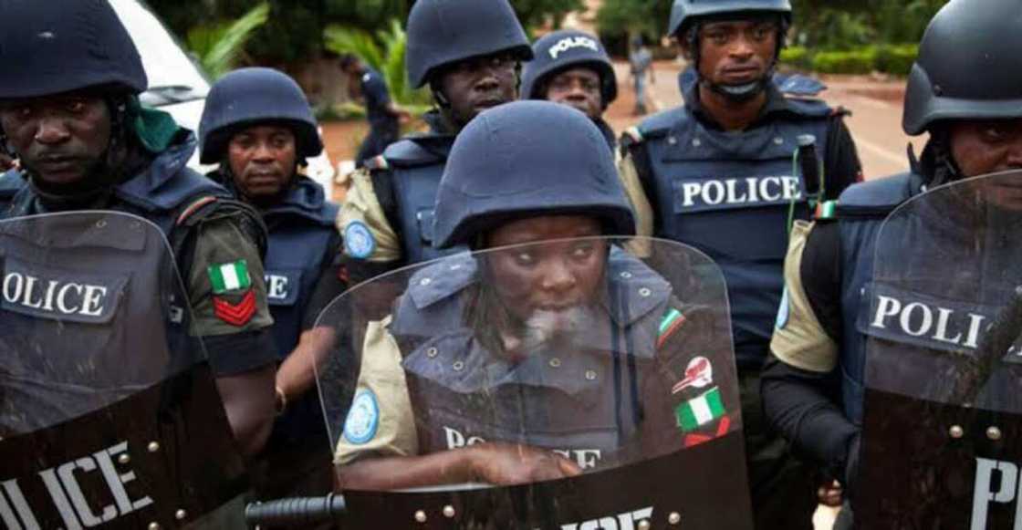 Yan sanda sun kama matasa saboda duka miji da matarsa Yan sanda sun kama matasa saboda duka miji da matarsa