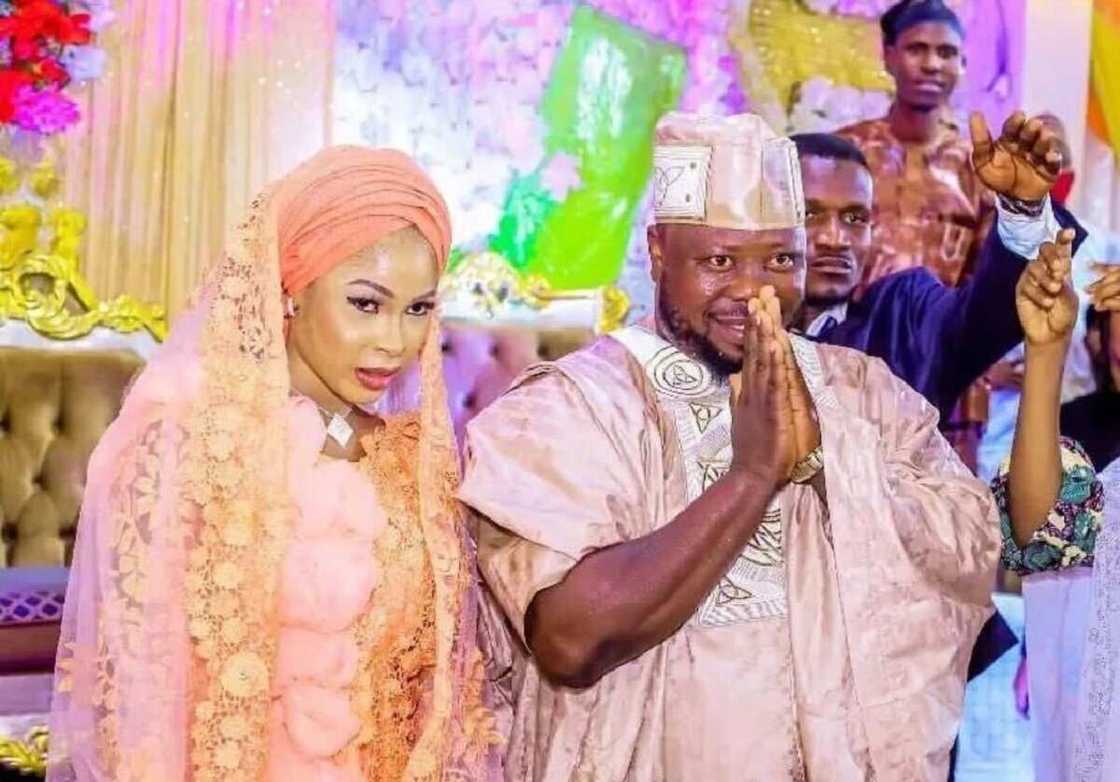 Jarumi Tijjani Asase da amaryarsa a wajen dina Jarumi Tijjani Asase da amaryarsa a wajen dina