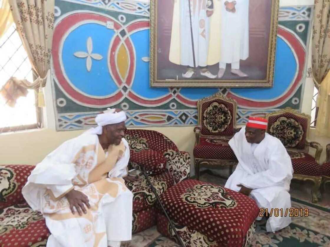 Sarkin Karaye ya daga darajar mahaifin Sanata Rabiu Kwankwaso a masarautarsa Sarkin Karaye ya daga darajar mahaifin Sanata Rabiu Kwankwaso a masarautarsa