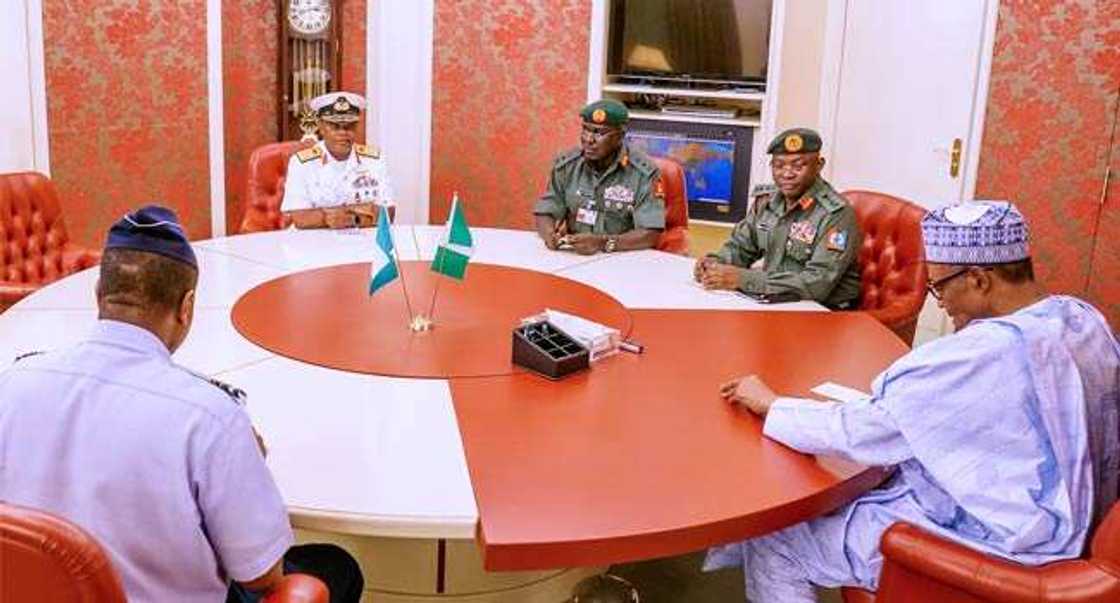 Buhari ya shiga ganawa ta musamman da shugabannin hukumomin tsaro, babu Monguno (Hotuna) Buhari ya shiga ganawa ta musamman da shugabannin hukumomin tsaro, babu Monguno (Hotuna)