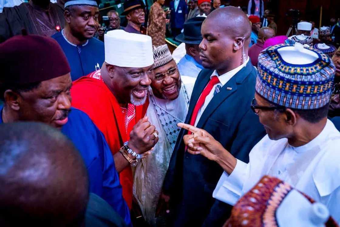HOTO: Yau wace rana! Dino Melaye ya sarawa Buhari