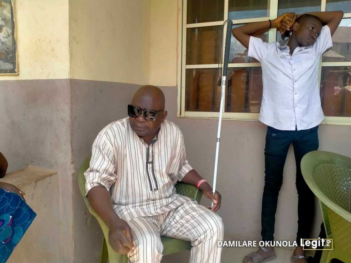 Voter laments over rejection of his fingers by card reader Voter laments over rejection of his fingers by card reader