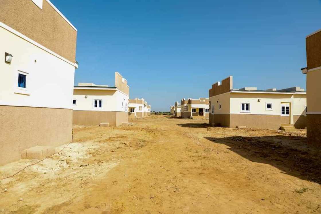 Gwamna Babagana Umara Zulum ya bude sabbin gidaje 50 da ya ginawa kananan malaman jami'ar UNIMAID Gwamna Babagana Umara Zulum ya bude sabbin gidaje 50 da ya ginawa kananan malaman jami'ar UNIMAID