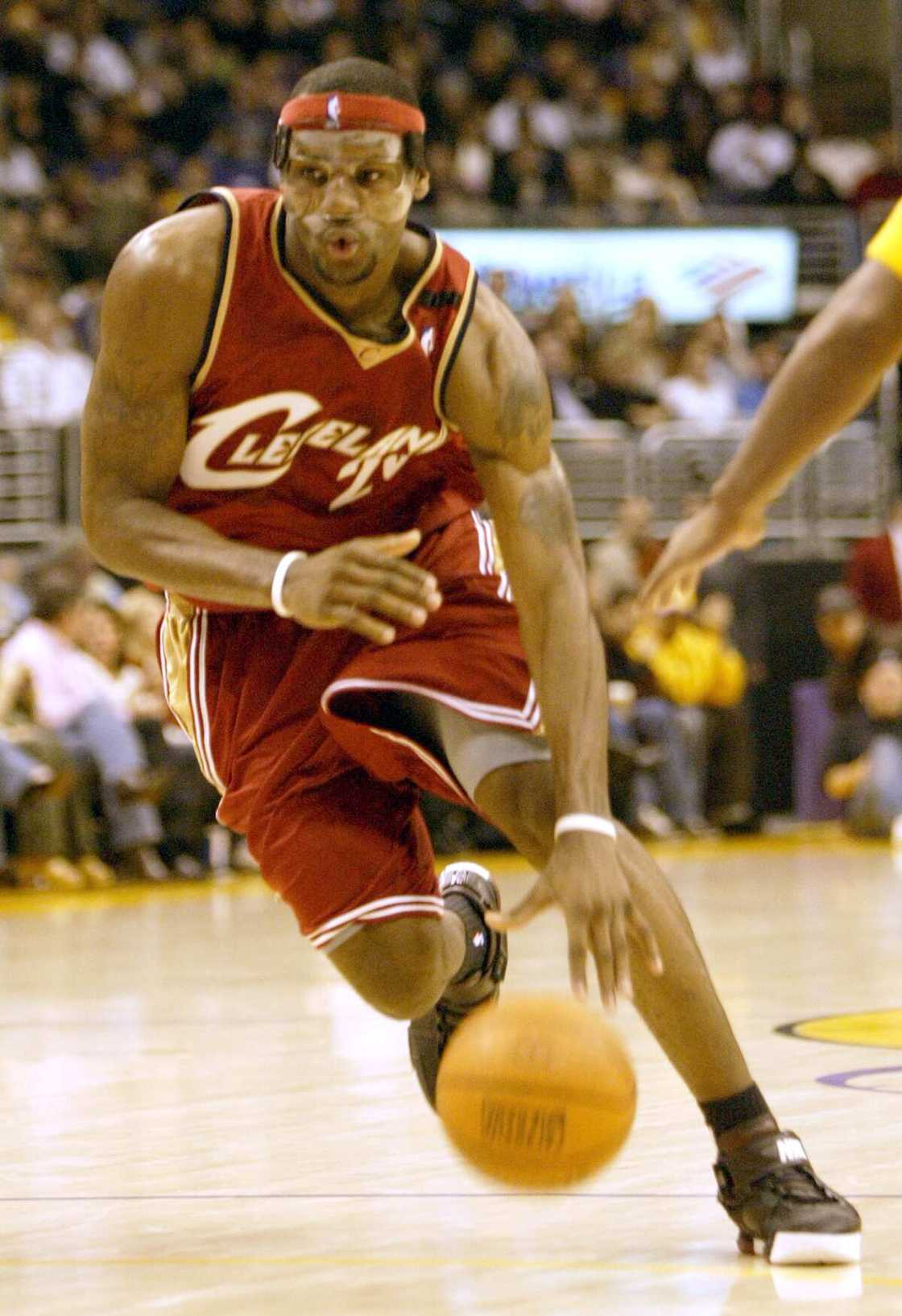 LeBron James fait tomber l'action cout.Game dans la première moitié des Los Angeles Lakers contre Cleveland Cavaliers au Staples Center de Los Angeles. image numérique prise le 13/01/2005 (Photo par Anne Cusack/Los Angeles Times via Getty Images) LeBron James fait tomber l'action cout.Game dans la première moitié des Los Angeles Lakers contre Cleveland Cavaliers au Staples Center de Los Angeles. image numérique prise le 13/01/2005 (Photo par Anne Cusack/Los Angeles Times via Getty Images)