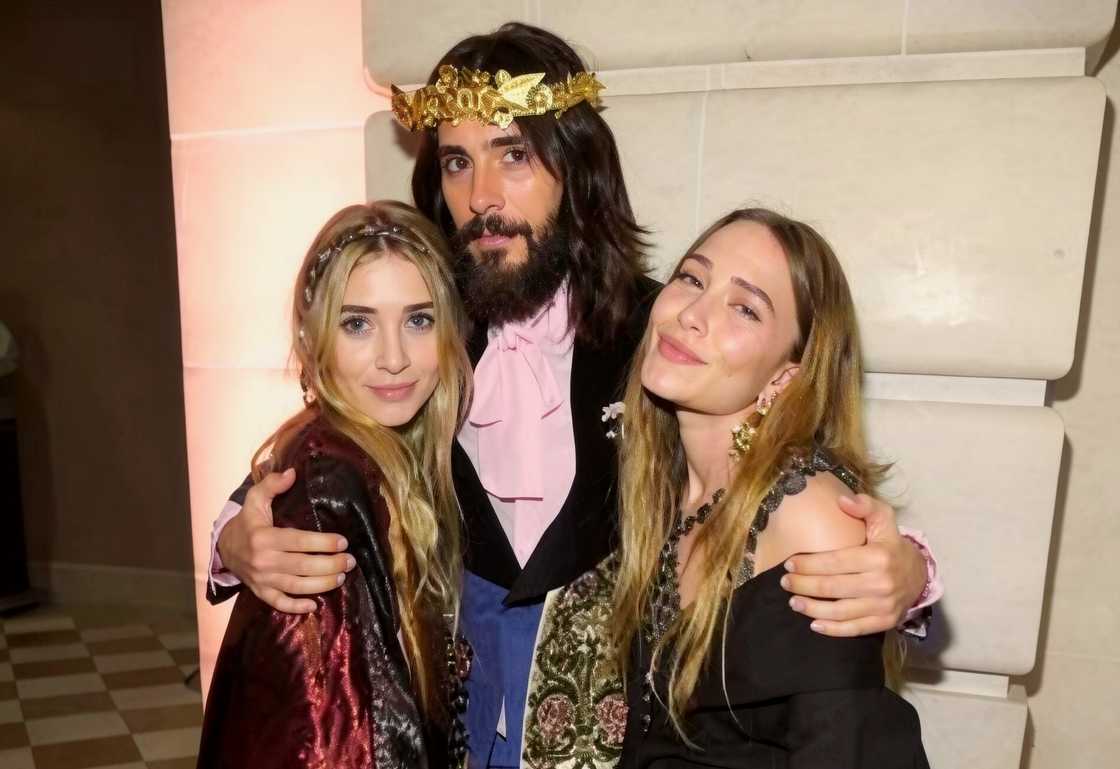 Ashley Olsen, Jared Leto and Mary-Kate Olsen pose together on the red carpet