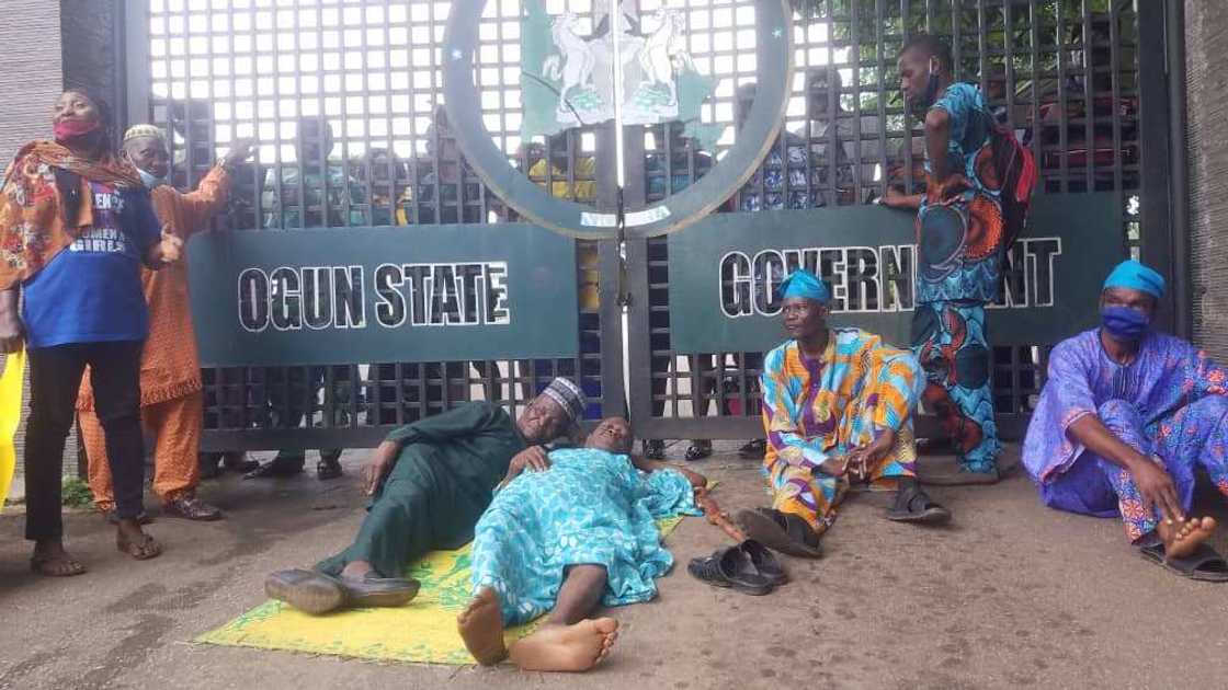 Fusatattun 'yan fansho sun garkame SSG na Ogun kan rike N68bn na garatutinsu Fusatattun 'yan fansho sun garkame SSG na Ogun kan rike N68bn na garatutinsu