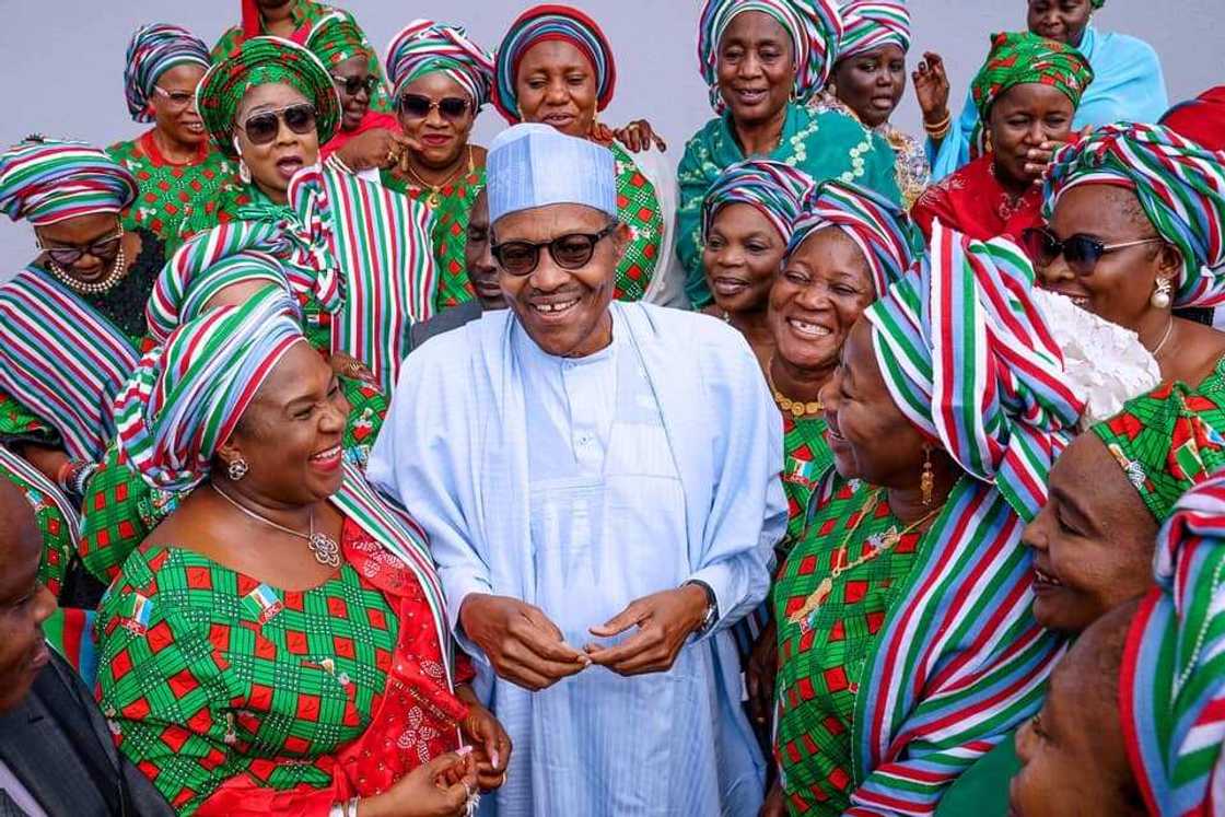 Buhari ya yi alkawarin ci gaba da tallafawa mata a fadin Najeriya Buhari ya yi alkawarin ci gaba da tallafawa mata a fadin Najeriya