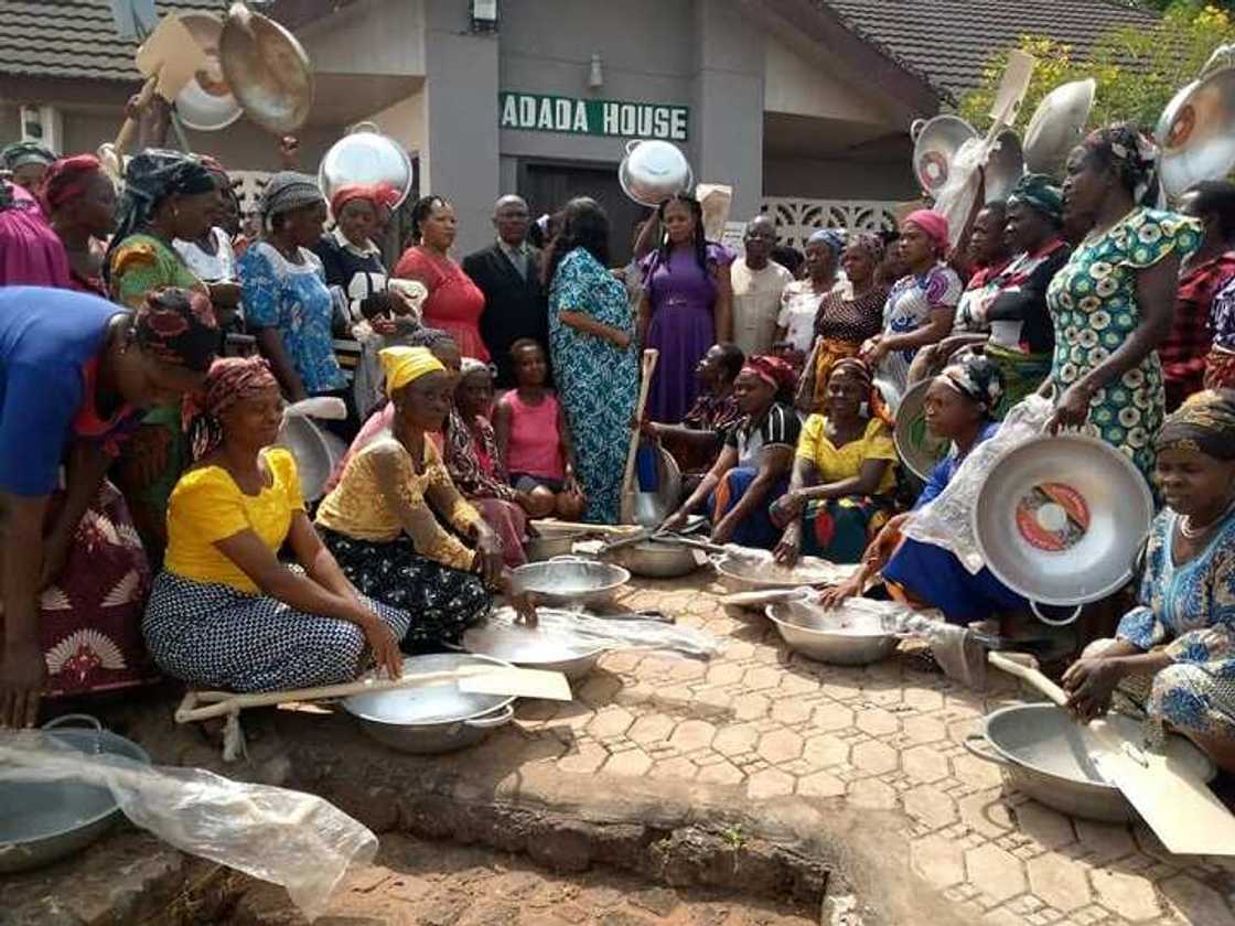 Shugaban karamar hukuma ta raba wa mata kayan gini (Hotuna) Shugaban karamar hukuma ta raba wa mata kayan gini (Hotuna)