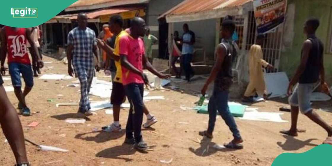 Hoodlums storm polling units, hijack materials in Bayelsa Hoodlums storm polling units, hijack materials in Bayelsa