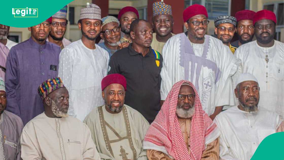 Farfesa Makari yayin ganawa da Sheikh Gumi, wasu malamai yayin taron hada kan Musulmi Farfesa Makari yayin ganawa da Sheikh Gumi, wasu malamai yayin taron hada kan Musulmi