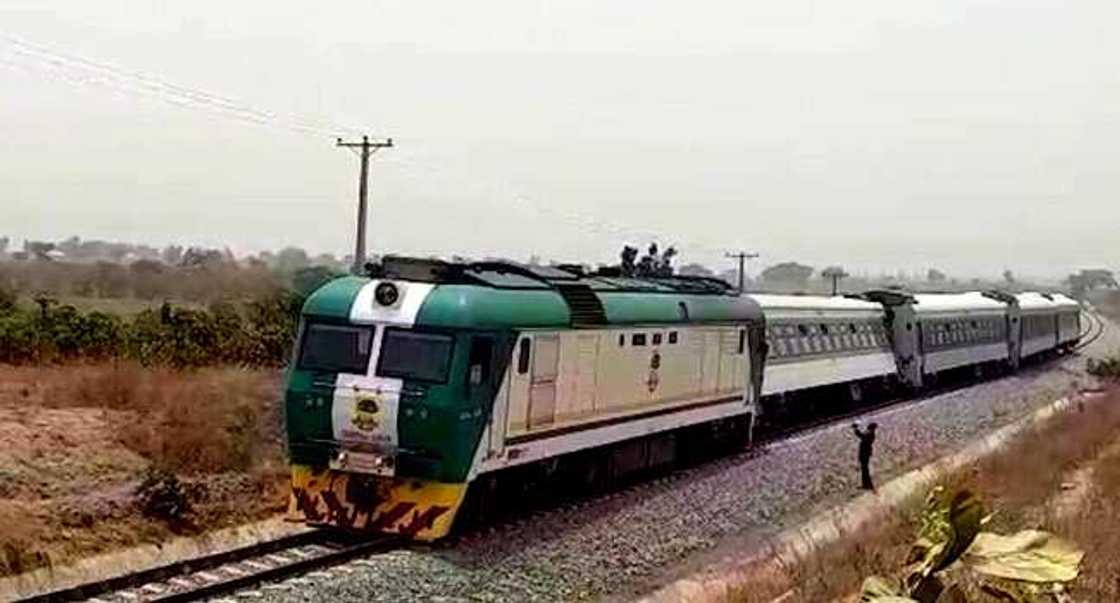 Farmakin jirgin kasa: Bayan makonni 2, iyalan fasinjoj na son tattaunawa da 'yan bindiga Farmakin jirgin kasa: Bayan makonni 2, iyalan fasinjoj na son tattaunawa da 'yan bindiga