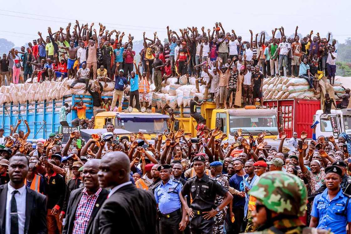 Mai farin jini: Dubban jama'a sun yi tururuwar fitowa domin tarbar Buhari a Ondo (Hotuna) Mai farin jini: Dubban jama'a sun yi tururuwar fitowa domin tarbar Buhari a Ondo (Hotuna)