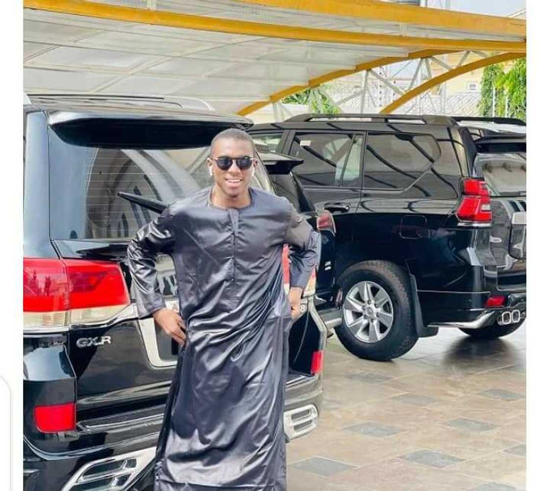 Hotunan motoci da suturun alfarma da kanin Abba Kyari ke fantamawa ciki Hotunan motoci da suturun alfarma da kanin Abba Kyari ke fantamawa ciki