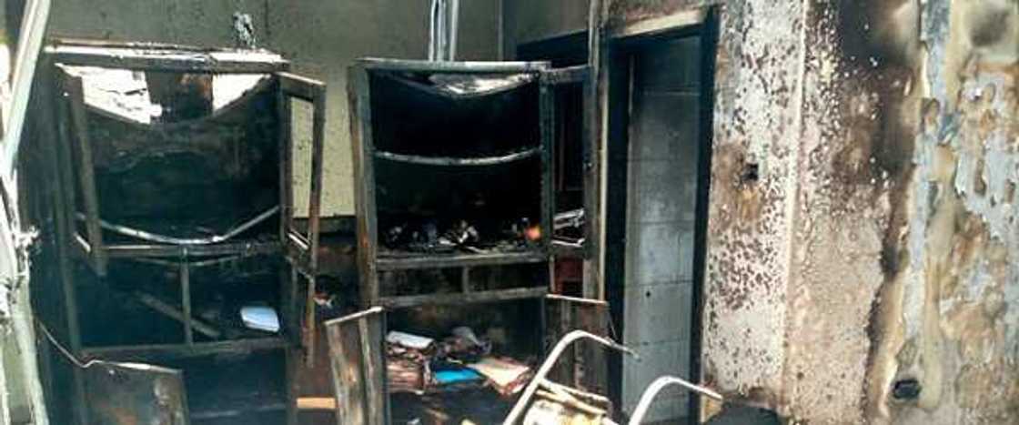 Gobarar ofishin INEC: Hotunan kayayyaki da takardun da ta lashe Gobarar ofishin INEC: Hotunan kayayyaki da takardun da ta lashe