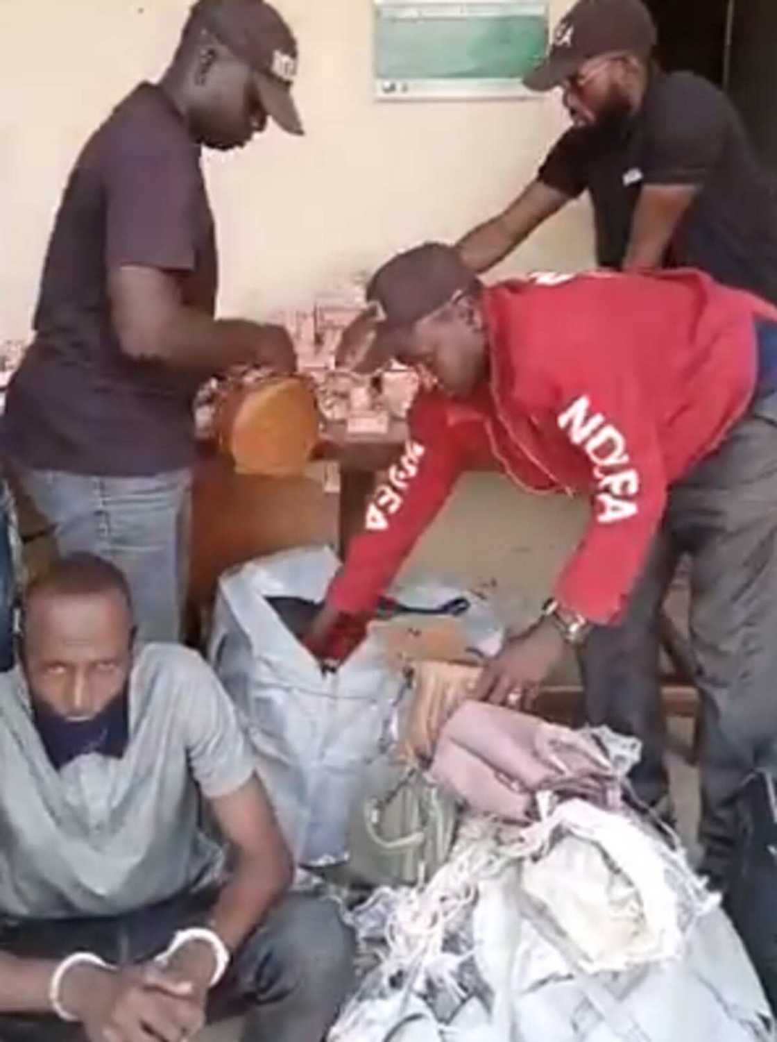 Bidiyo Da Hotunan Wani Ɗan Chadi Da Aka Kama Yana Sayarwa Boko Haram Miyagun Ƙwayoyi Bidiyo Da Hotunan Wani Ɗan Chadi Da Aka Kama Yana Sayarwa Boko Haram Miyagun Ƙwayoyi