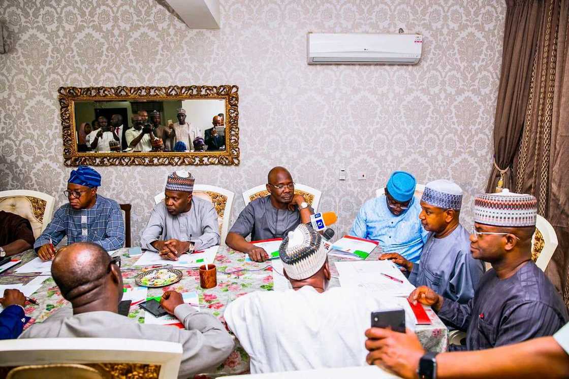 Zaben shugabannin majalisa: Gwamnonin APC sun yintaron gaggawa a Abuja (Hotuna) Zaben shugabannin majalisa: Gwamnonin APC sun yintaron gaggawa a Abuja (Hotuna)