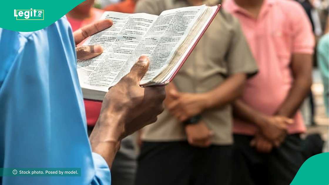 A Nigerian lady confronted a street preacher for disturbing her sleep with early morning gospel singing, criticised him for not working, and netizens praised his calm apology. A Nigerian lady confronted a street preacher for disturbing her sleep with early morning gospel singing, criticised him for not working, and netizens praised his calm apology.