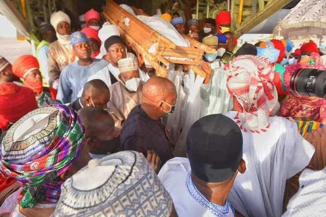 Hotunan jana'izar Mai Babban Daki, mahaifiyar Sarakuna Aminu da Nasiru Bayero Hotunan jana'izar Mai Babban Daki, mahaifiyar Sarakuna Aminu da Nasiru Bayero