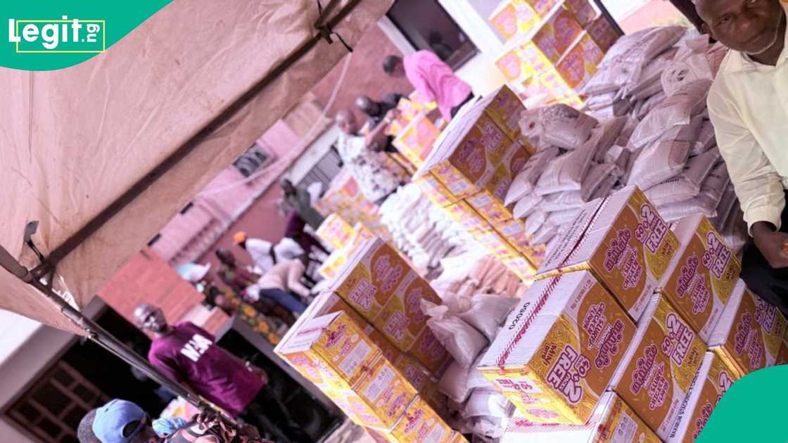 Pro-Tinubu group takes federal projects to Anambra, distributes food Pro-Tinubu group takes federal projects to Anambra, distributes food