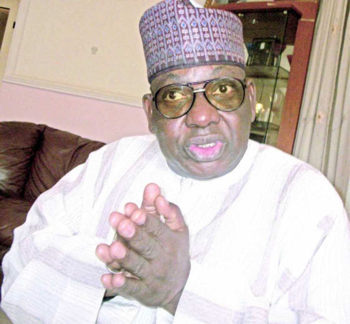 Akwai bayyananniyar yarjejeniya cewa Buhari zai mika mulki ga Tinubu, Sanata Hanga Akwai bayyananniyar yarjejeniya cewa Buhari zai mika mulki ga Tinubu, Sanata Hanga