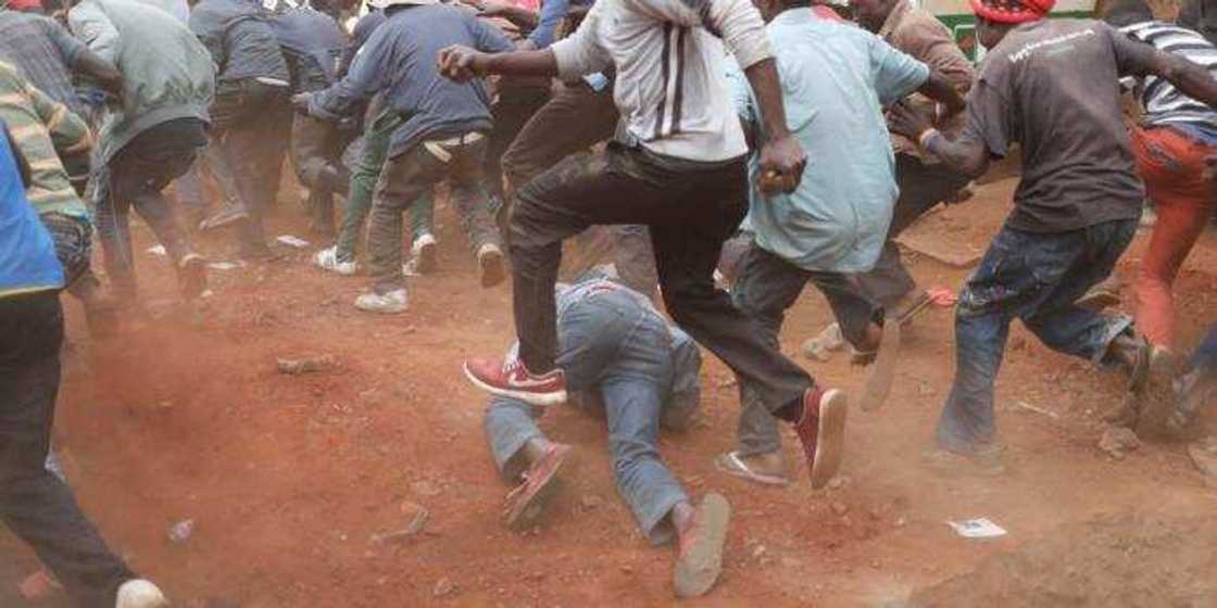 Anyi gudun fanfalaki a wajen wani cin abinci bayan wani dan kasar China da ake tunanin yana da Coronavirus yaje wajen Anyi gudun fanfalaki a wajen wani cin abinci bayan wani dan kasar China da ake tunanin yana da Coronavirus yaje wajen