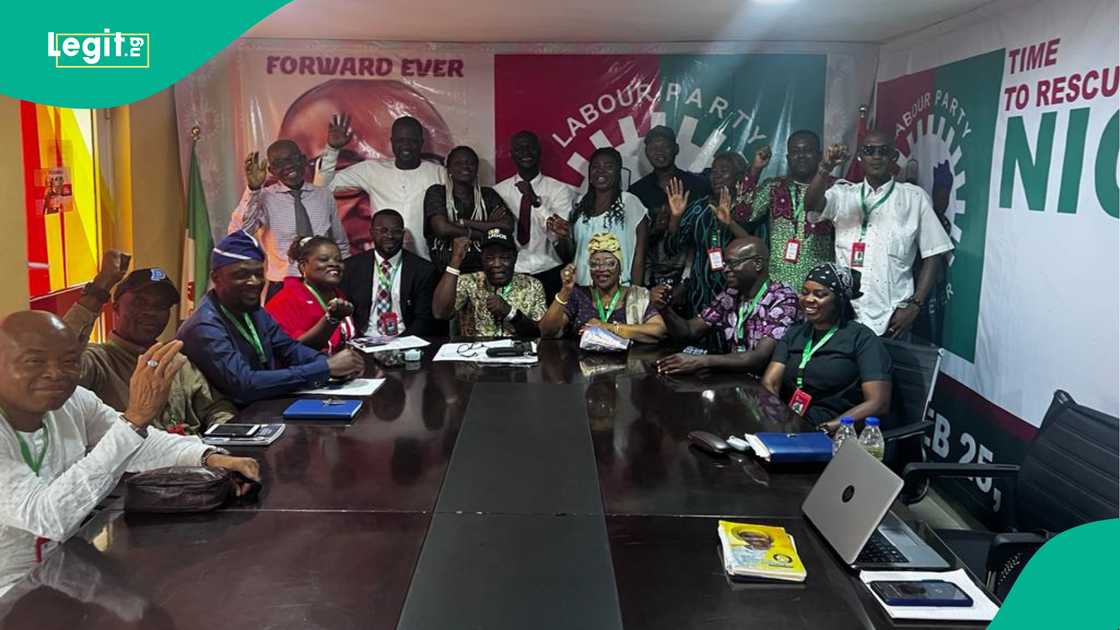 Ma'aikacin sakatariyar LP a Legas ya yi magana da 'yan ta'adda suka farmaki ofishin jam'iyyar Ma'aikacin sakatariyar LP a Legas ya yi magana da 'yan ta'adda suka farmaki ofishin jam'iyyar