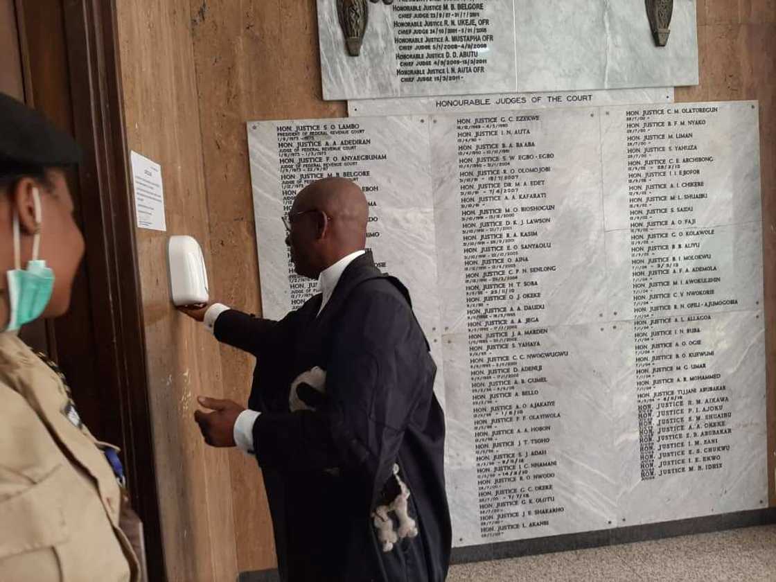 Coronavirus: Yadda aka hana shiga kotu sai an tantance lafiya (Hotuna) Coronavirus: Yadda aka hana shiga kotu sai an tantance lafiya (Hotuna)