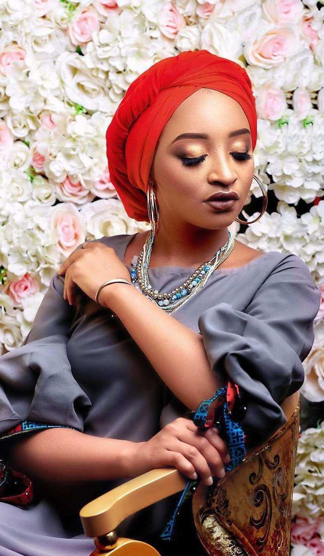 Kyawawan hotunan 'yan matan Kannywood guda takwas da har yanzu ba su yi aure ba Kyawawan hotunan 'yan matan Kannywood guda takwas da har yanzu ba su yi aure ba