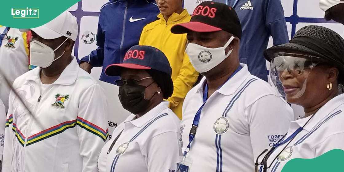 Jubilation as Woman gives birth at Lagos bus stop Jubilation as Woman gives birth at Lagos bus stop