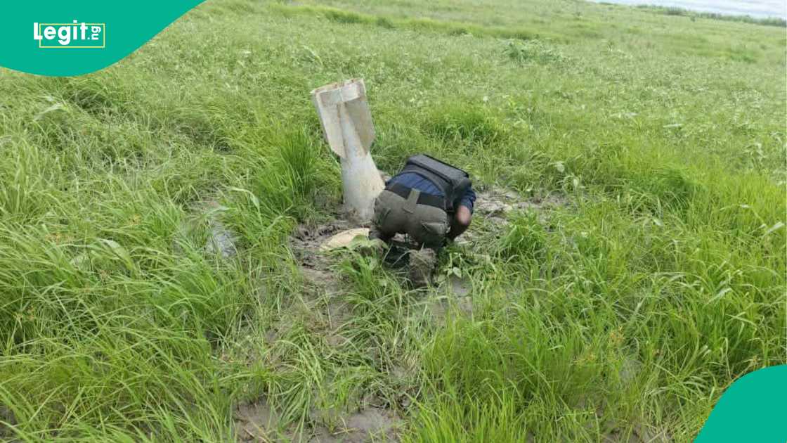 'Yan sanda sun kwance bam din da wani manomi ya gani a cikin gonarsa a Borno 'Yan sanda sun kwance bam din da wani manomi ya gani a cikin gonarsa a Borno